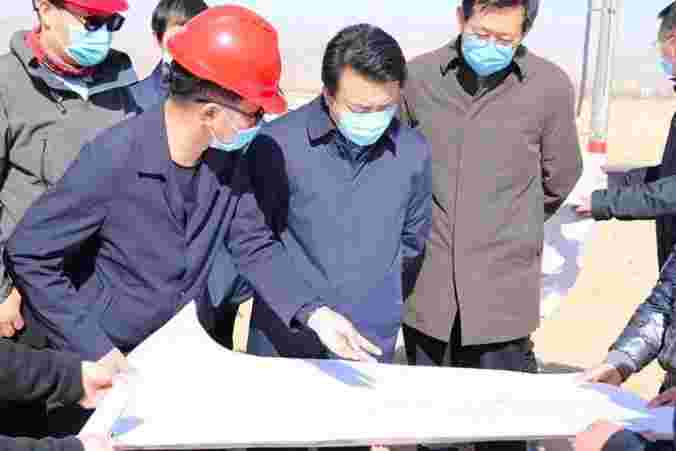 巴彦淖尔市市长张晓兵到内蒙古必威西汉姆联官网首页资源综合使用有限公司调研疫情防控和企业复工复产事情情形