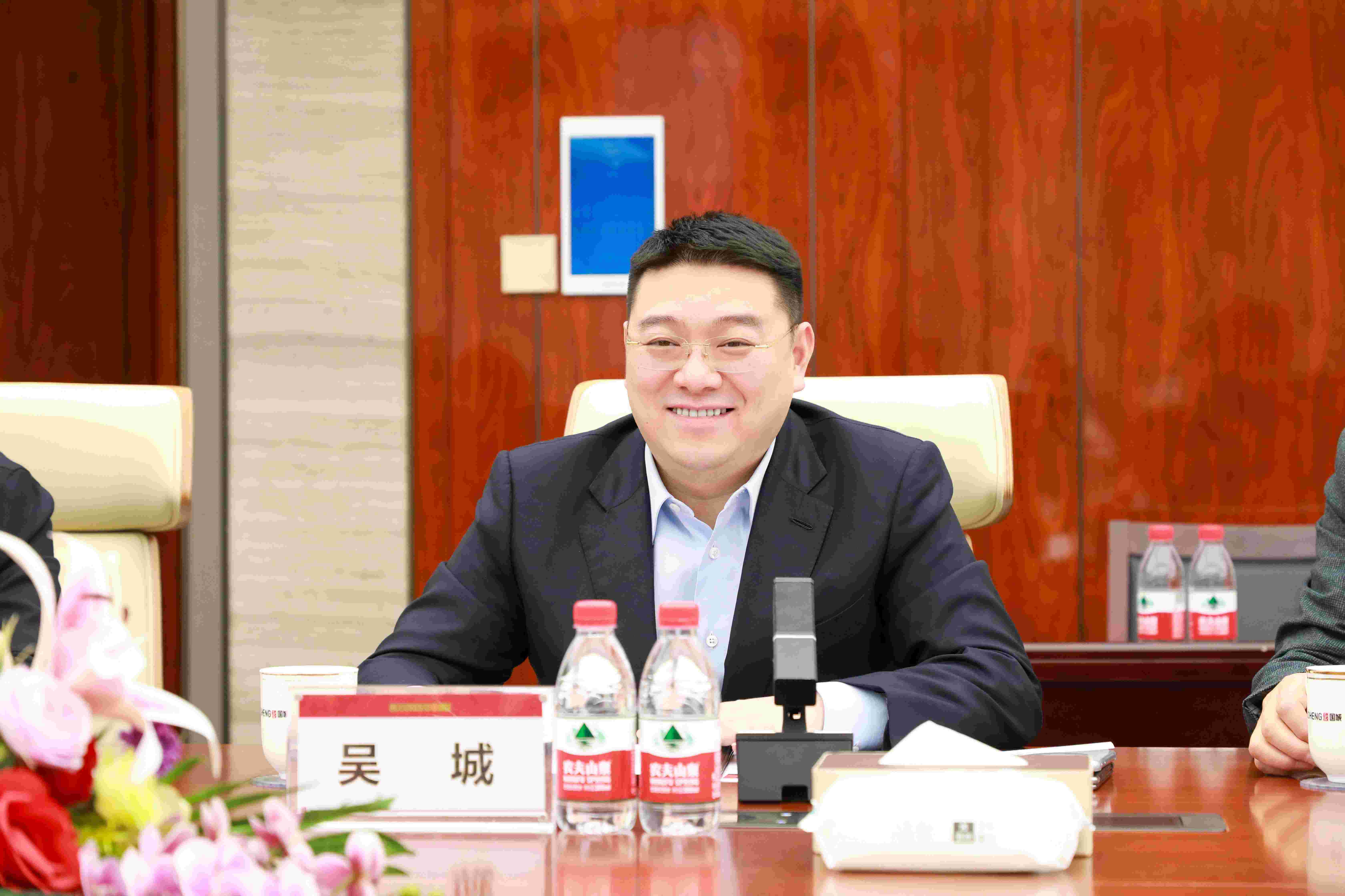 新疆阿勒泰地委书记谢少迪一行莅临必威西汉姆联官网首页集团考察交流